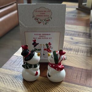 Kissing Snowman Couple Salt and Pepper Set